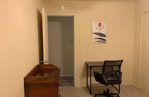 Louetta Condo | 2 Bed Hideaway | Private Entry Garage Yard