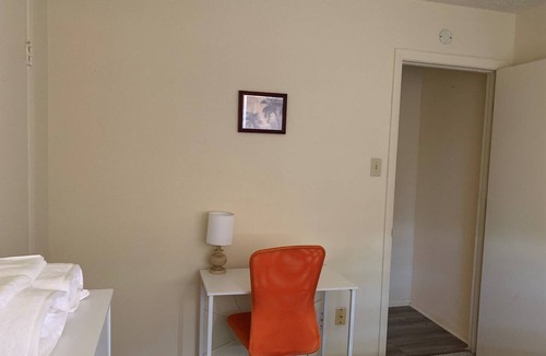 Louetta Condo | 2 Bed Hideaway | Private Entry Garage Yard