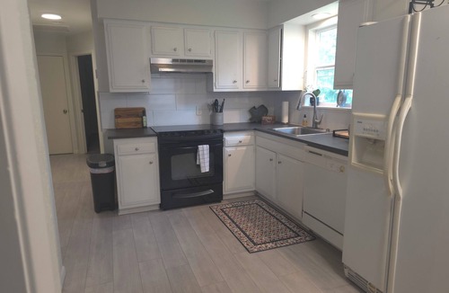 Central Arlington Apartment | 2-bedroom apartment in pleasant Arlington with AC for relaxing stays