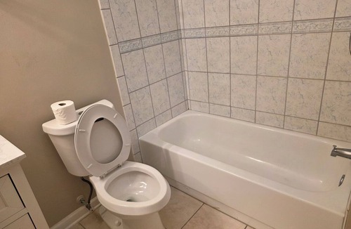 Kenner - Louis Armstrong International Airport Apartment | 2-bedroom apartment in charming Kenner with AC for relaxing stays