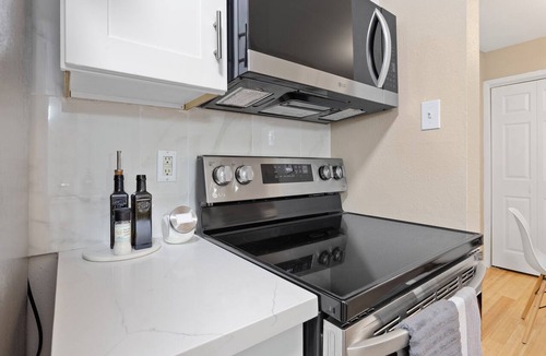 Houston Condo | 2-bedroom condo in tranquil Greater Uptown, near The Galleria Mall