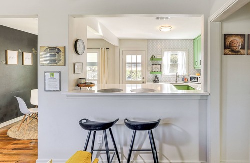 Central Arlington Cottage | 2 Blocks to At&t Stadium: Sports Fan Headquarters!