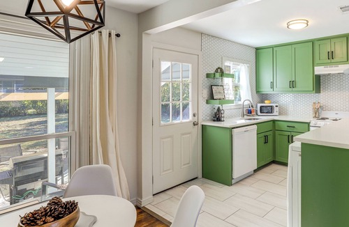 Central Arlington Cottage | 2 Blocks to At&t Stadium: Sports Fan Headquarters!