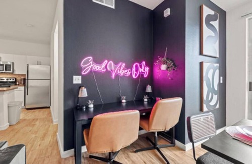 Dallas Design District Apartment | 2 BR|2 Baths| Heart of D/T, near AAC & Aquarium