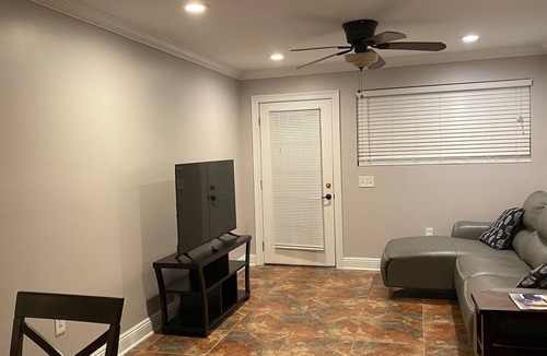 Highlands - Perkins Apartment | 2 br Private Apt w/ Washer/Dryer & Pool near LSU campus and Tiger Stadium