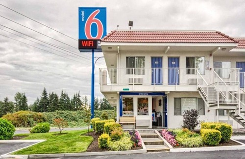 Paine Field-Lake Stickney Apartment | 2 Full Beds | Micfridge