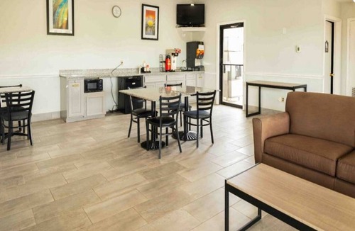 Nacogdoches Apartment | 2 Full Beds | Smoking, Micfridge