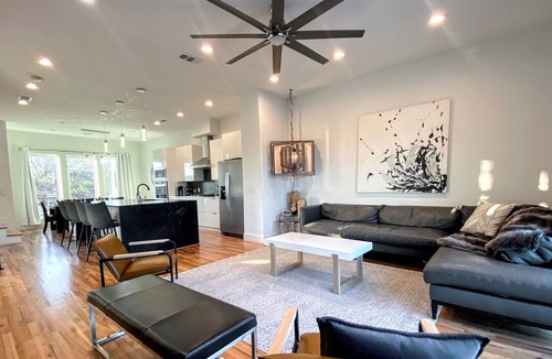 Cityplace House | 2 Homes Side-By-Side - 6 Bedrooms, 8 bathrooms, 8 Car Parking - Sleeps 22