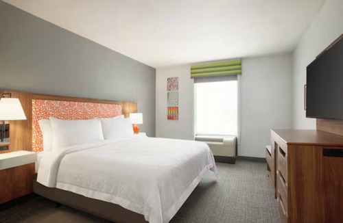 Houston Hotel | 2 Inviting Modern Rooms Great for Business & Leisure Travelers | Free Breakfast