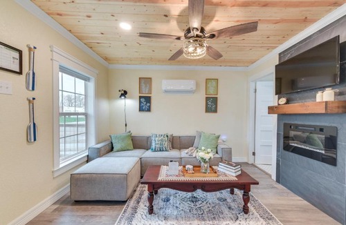 East Riverside Apartment | 2 Mi to Dtwn: Chic Waco Studio w/Fire Pit!