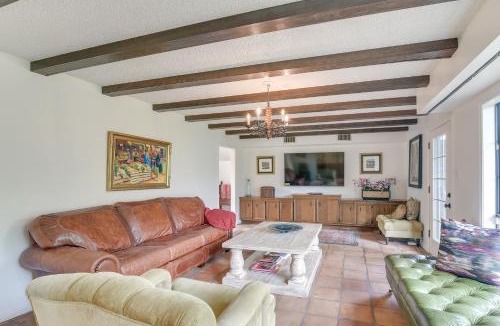 Bailey's Prairie House | 2 Mi to Dtwn: Spacious Angleton Home w/Courtyard!