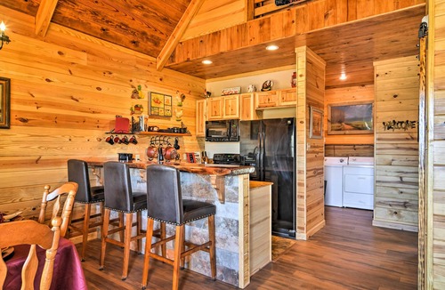 Hot Springs Cabin | 2 Mi to Lake Hamilton! Log Cabin w/Cozy Loft