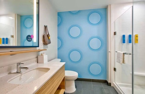 Far North Central Hotel | 2 Modern Rooms To Relax and Recharge Close to Top Shopping Destinations