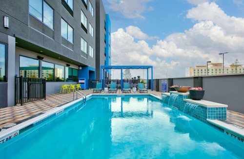 Far North Central Hotel | 2 Modern Rooms To Relax and Recharge Close to Top Shopping Destinations