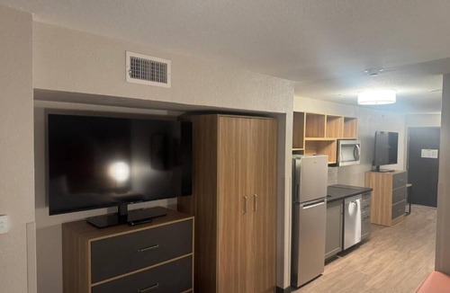 North San Antonio - SAT Hotel | 2 Modern Suites w/Kitchenette + Free Parking | Ideal for Comfort & Convenience
