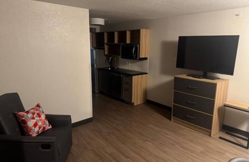 North San Antonio - SAT Hotel | 2 Modern Suites w/Kitchenette + Free Parking | Ideal for Comfort & Convenience