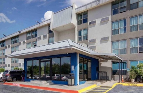 West Meadowbrook Apartment | 2 Queen Beds | Non-Smoking