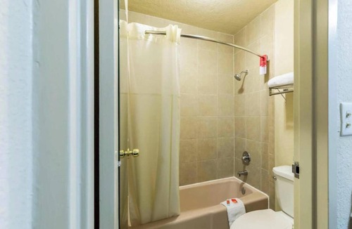 North Shore Hotel | 2 Relaxing Family-Friendly Rooms Perfect for your Weekend Stay | Onsite BBQ Area