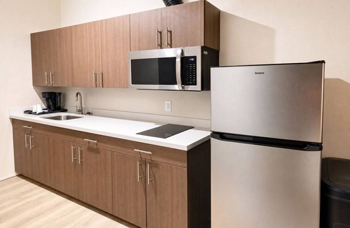Sulphur Hotel | 2 Relaxing Family-Friendly Rooms – w/Free Parking & Near Nature Trails!