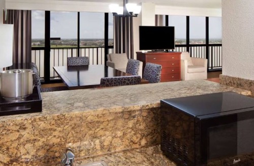 Nassau Bay Hotel | 2 rooms just minutes from Space Center Houston with stunning Clear Lake views