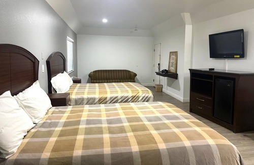 Greater Greenspoint Hotel | 2 Serene Units | Great for Unwinding After a Long Travel Day | Free Breakfast
