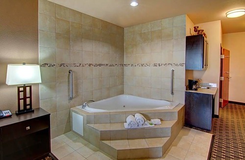 Huntsville Hotel | 2-Star Hotel ∙ Holiday Inn Express Hotel & Suites Huntsville, an IHG Hotel