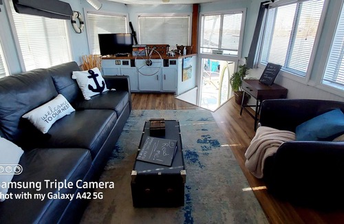 West Monroe Boat Rental | 2 Story Houseboat seeking a captain! Fish/Pets Ok