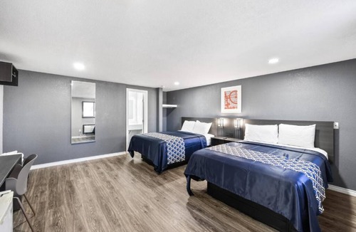 Cleburne Hotel | 2 Tranquil Rooms Perfect for Easy Access to the City’s Landmarks & Attraction