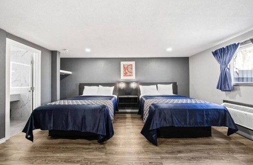 Cleburne Hotel | 2 Tranquil Rooms Perfect for Easy Access to the City’s Landmarks & Attraction