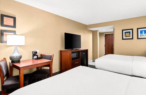 Highlands - Perkins Hotel | 2 Units | Family-Friendly Stay Near LSU, Zoo & Mall of Louisiana with Breakfast