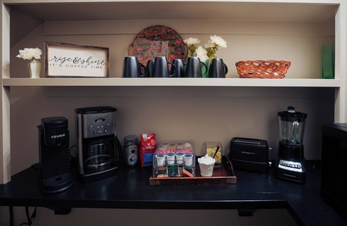 Austin House | 20 mins to downtown/Cowboy Pool/Hot Tub/Patio/Sleeps 12