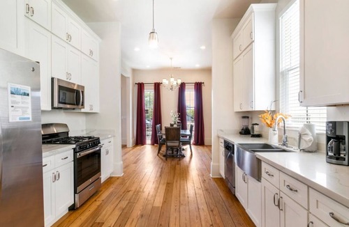 Faubourg Lafayette Condo | 20% OFF Monthly | 10% OFF Weekly-Stylish 3BR on Carondelet by Hosteeva