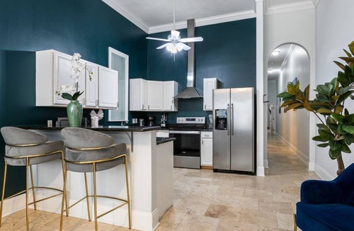 Faubourg Lafayette Condo | 20% OFF Monthly | 10% OFF Weekly-Modern Condo Steps to St. Charles Ave & Close to FQ