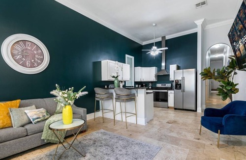 Faubourg Lafayette Condo | 20% OFF Monthly | 10% OFF Weekly-Modern Condo Steps to St. Charles Ave & Close to FQ