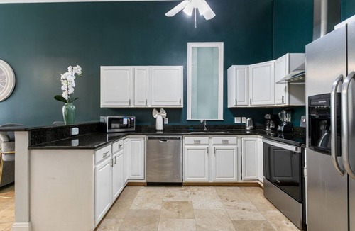 Faubourg Lafayette Condo | 20% OFF Monthly | 10% OFF Weekly-Modern Condo Steps to St. Charles Ave & Close to FQ