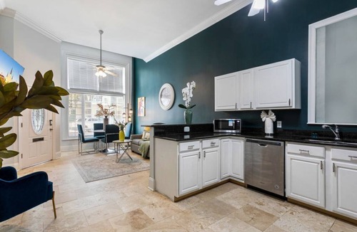 Faubourg Lafayette Condo | 20% OFF Monthly | 10% OFF Weekly-Modern Condo Steps to St. Charles Ave & Close to FQ