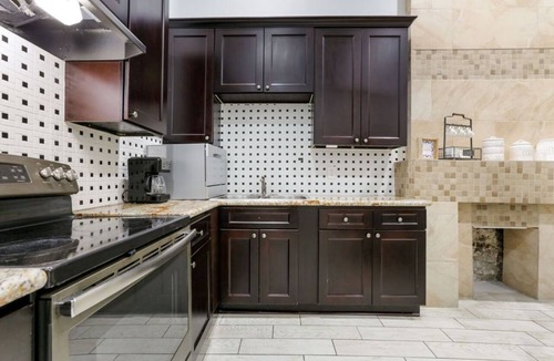 Faubourg Lafayette Condo | 20% OFF Monthly | 10% OFF Weekly-Carondelet Street Stylish Suites