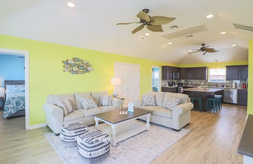 Galveston House | 200 Yards to Beach Large Deck Dog Friendly Private Pier Golf Cart