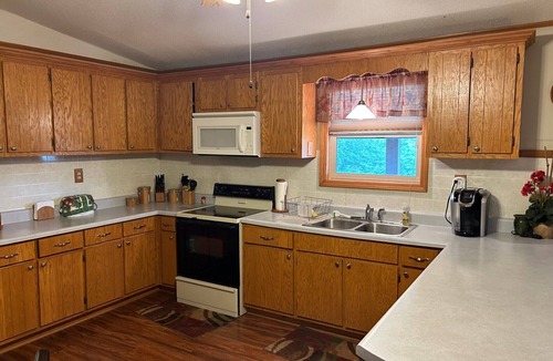Henderson House | .25 miles from lake with public boat launch, Henderson ramp 12 min drive