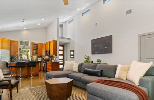 Chestnut Apartment | 2915 E 14th xxxxxxxx