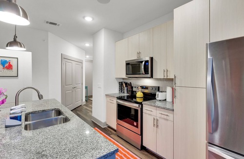 Fort Worth Apartment | 2B2B by TCU, Walkable, Pool View, King, Queen Beds with Pool & Gym Access