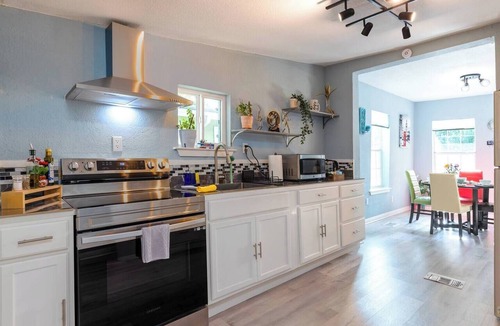 Holly House | 2BR ATX Cultural Heritage Gem | Walk to East 6thSt, Bars and Lady Bird Lake❤️