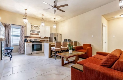 Faubourg Lafayette Condo | 2BR Cozy condo Steps from ST Charles