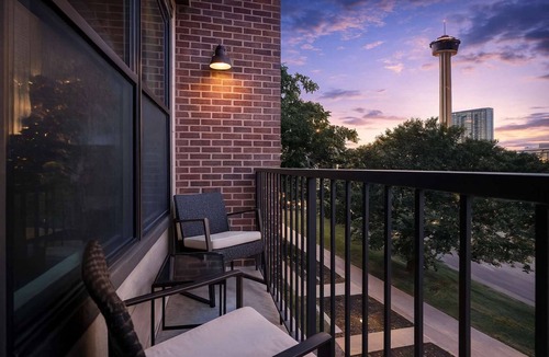Southtown Apartment | 2BR Oasis w/Gym, Parking Near Rvrwalk &Dome