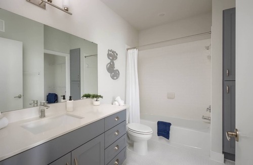 Southtown Apartment | 2BR Oasis w/Gym, Parking Near Rvrwalk &Dome