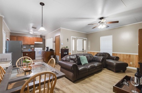 New Iberia House | 2br w/A KING Bed right off Hwy 90 + Wifi