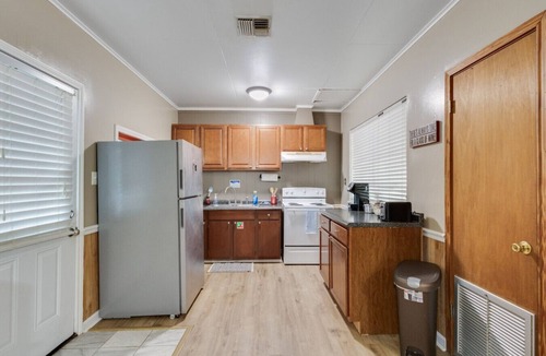 New Iberia House | 2br w/A KING Bed right off Hwy 90 + Wifi