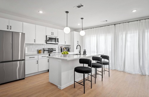 South Central Houston House | 2Linkd Suites 6BR Ensuite Slps17 Pool&Spa Gated