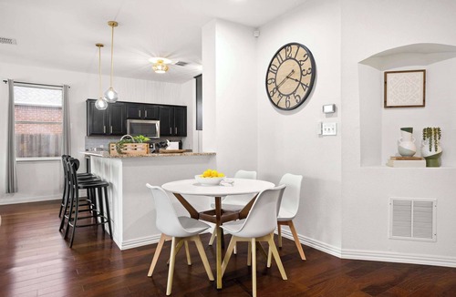 Corinth House | 3/2 Cozy Home near UNT & TWU-Pool, BBQ, Gym, Games