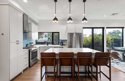 SoFi House | 3 Bed 3 Bath Stylish Stay in Walkable South Austin Bouldin Creek